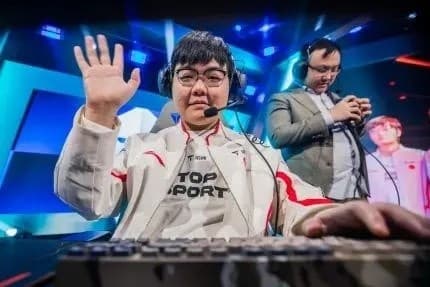  369  dengan jujur menyatakan: Top lane seharusnya mengikuti tim untuk bermain, pertukaran lane memerlukan lebih banyak pengalaman dan cukup menarik~