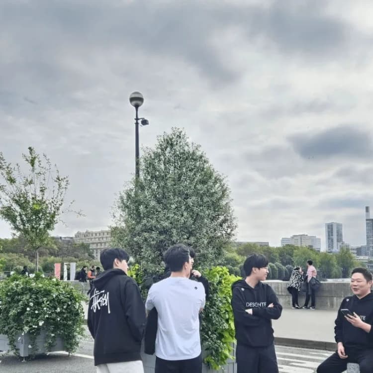 Arrived in Paris! GEN coaching staff updates photos of players with the Eiffel Tower