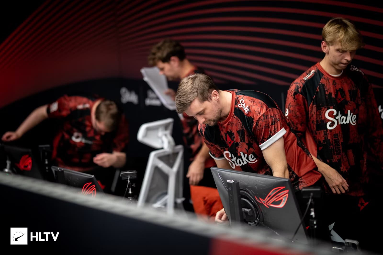 Astralis 据报道正在寻找替换 HooXi 和 jabbi